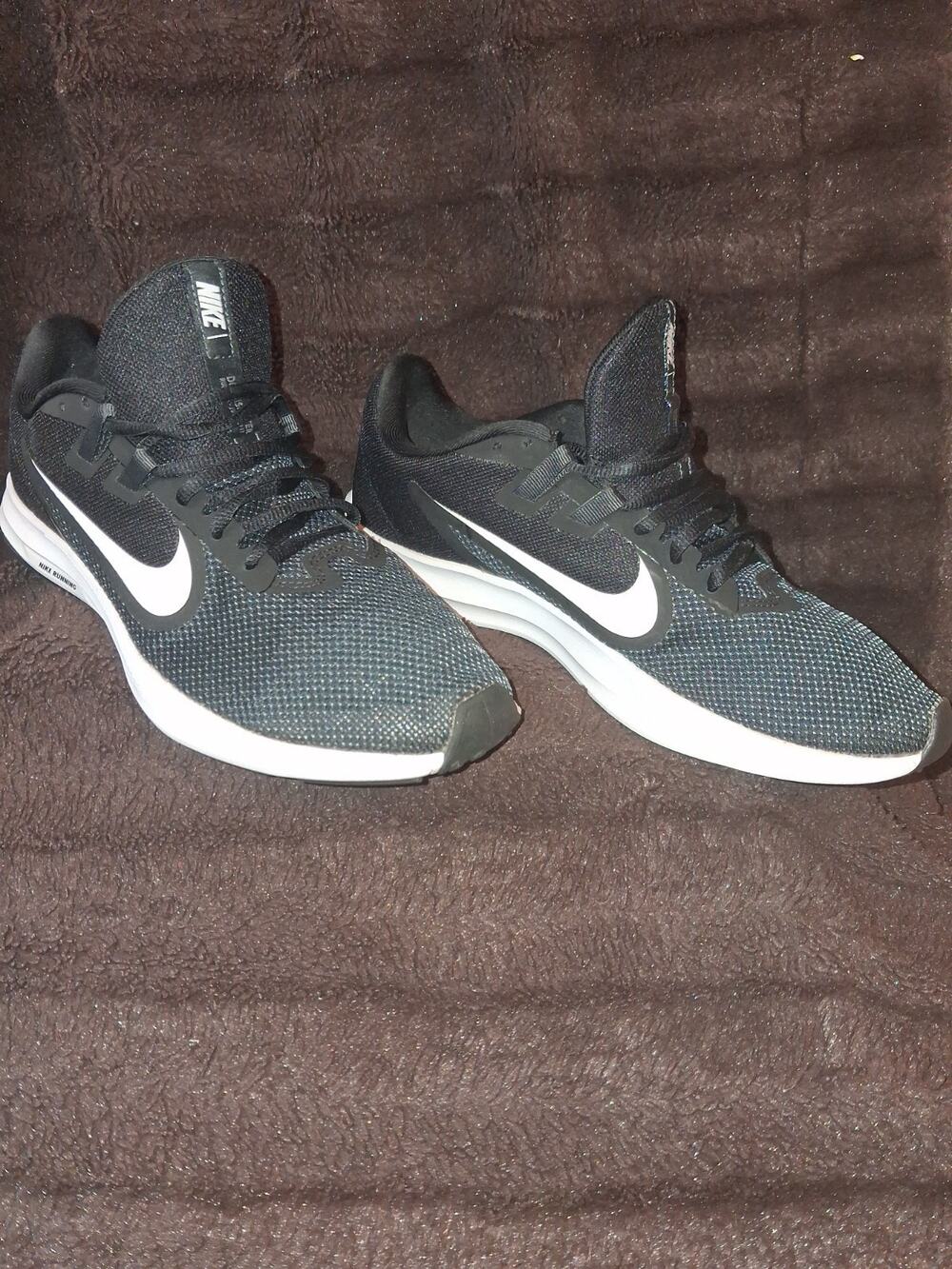 Nike Downshifter Run Black Coral Running Shoes Men's Size 8. Excellent condition